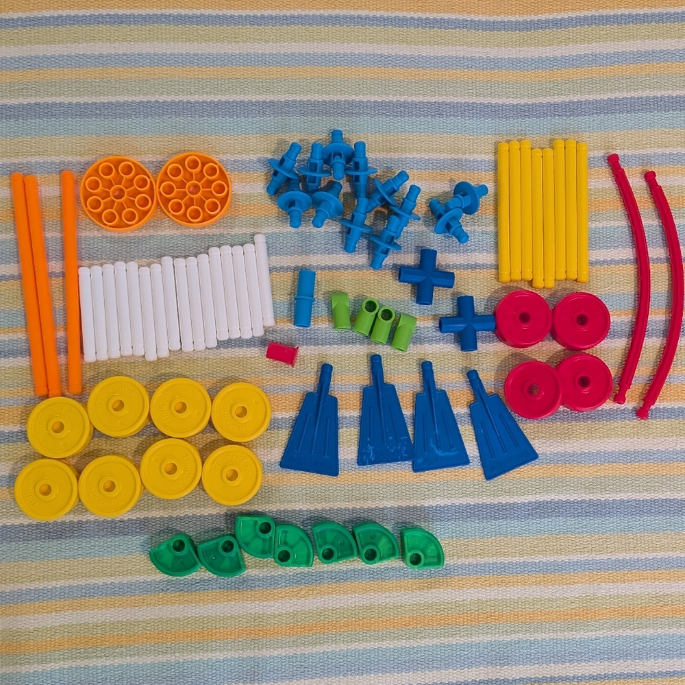 ⭐ Set of Plastic Tinker Toys